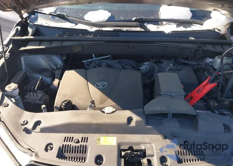 2018 Toyota Highlander Xle z USA, uszkodzony, nr VIN 5TDJZRFH1JS555498